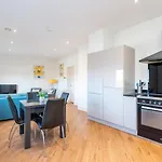 Pass The Keys Hunter House - Spacious & Modern Duplex With Private Parking