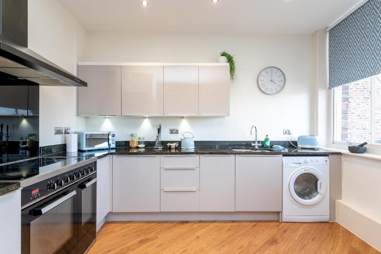 Pass The Keys Hunter House - Spacious & Modern Duplex With Private Parking Apartment *